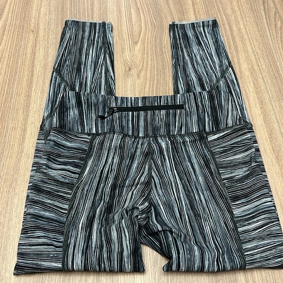 Lululemon Tight Stuff Tight II 22” in Low Tide Alpine White Black Legging Size 4 - Picture 3 of 7